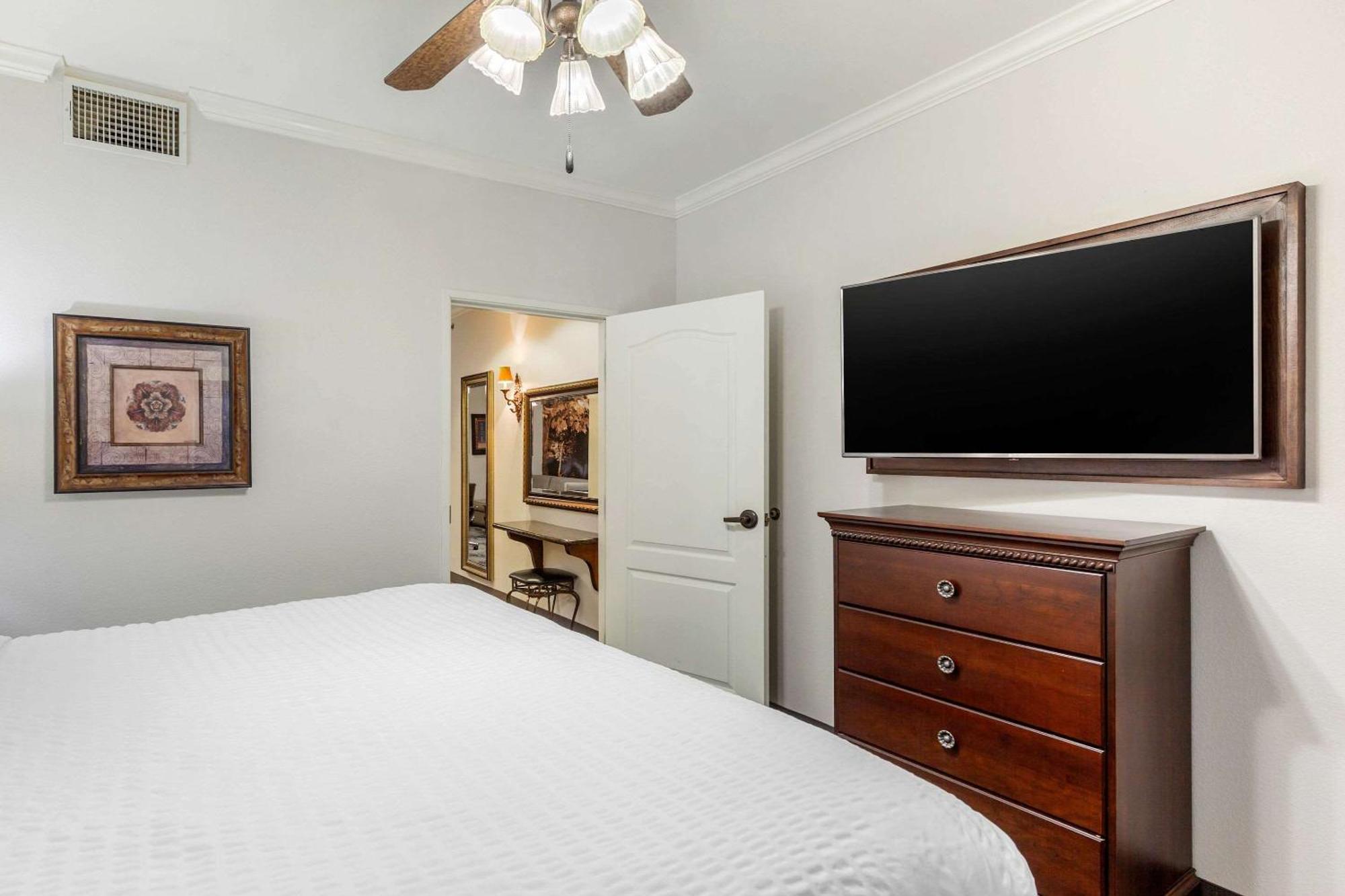 Clarion Pointe Sulphur Springs Exterior photo