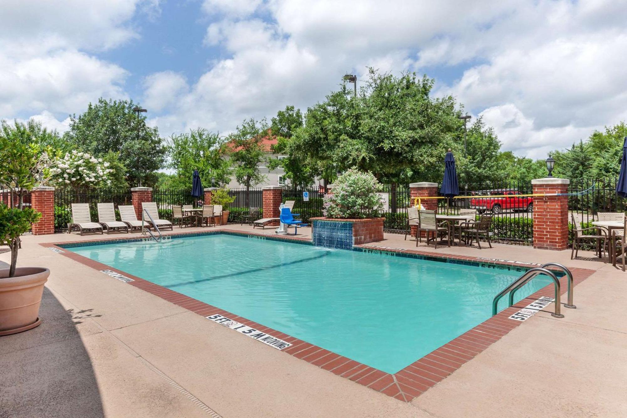 Clarion Pointe Sulphur Springs Exterior photo