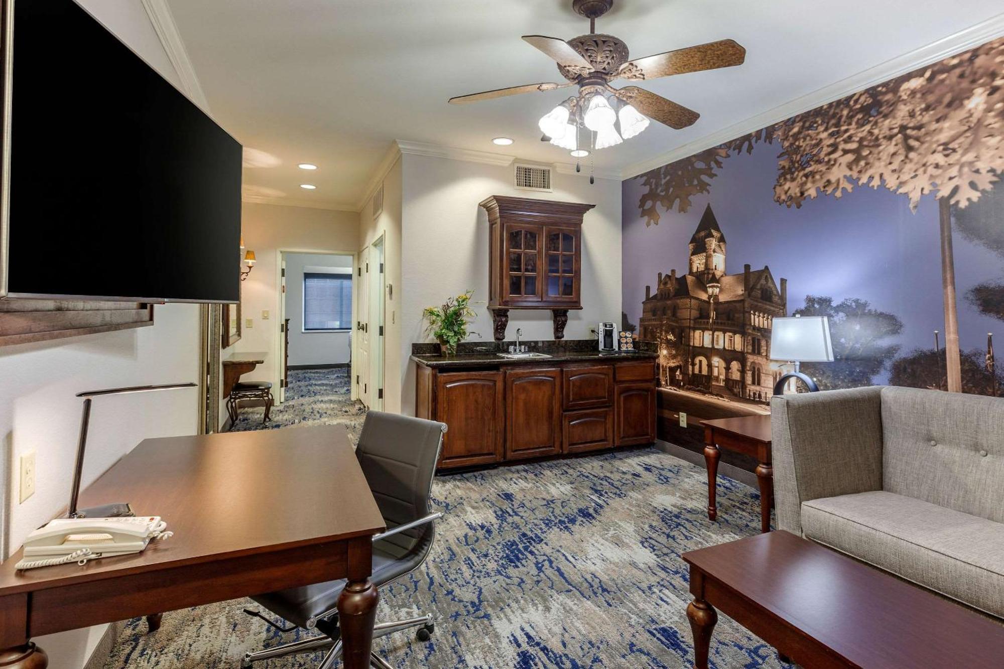 Clarion Pointe Sulphur Springs Exterior photo